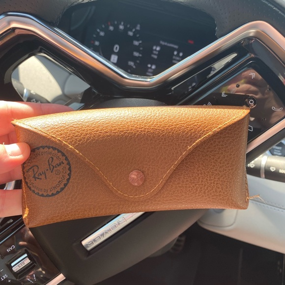 Ray-Ban polarized Aviator Sunglasses - Picture 3 of 4